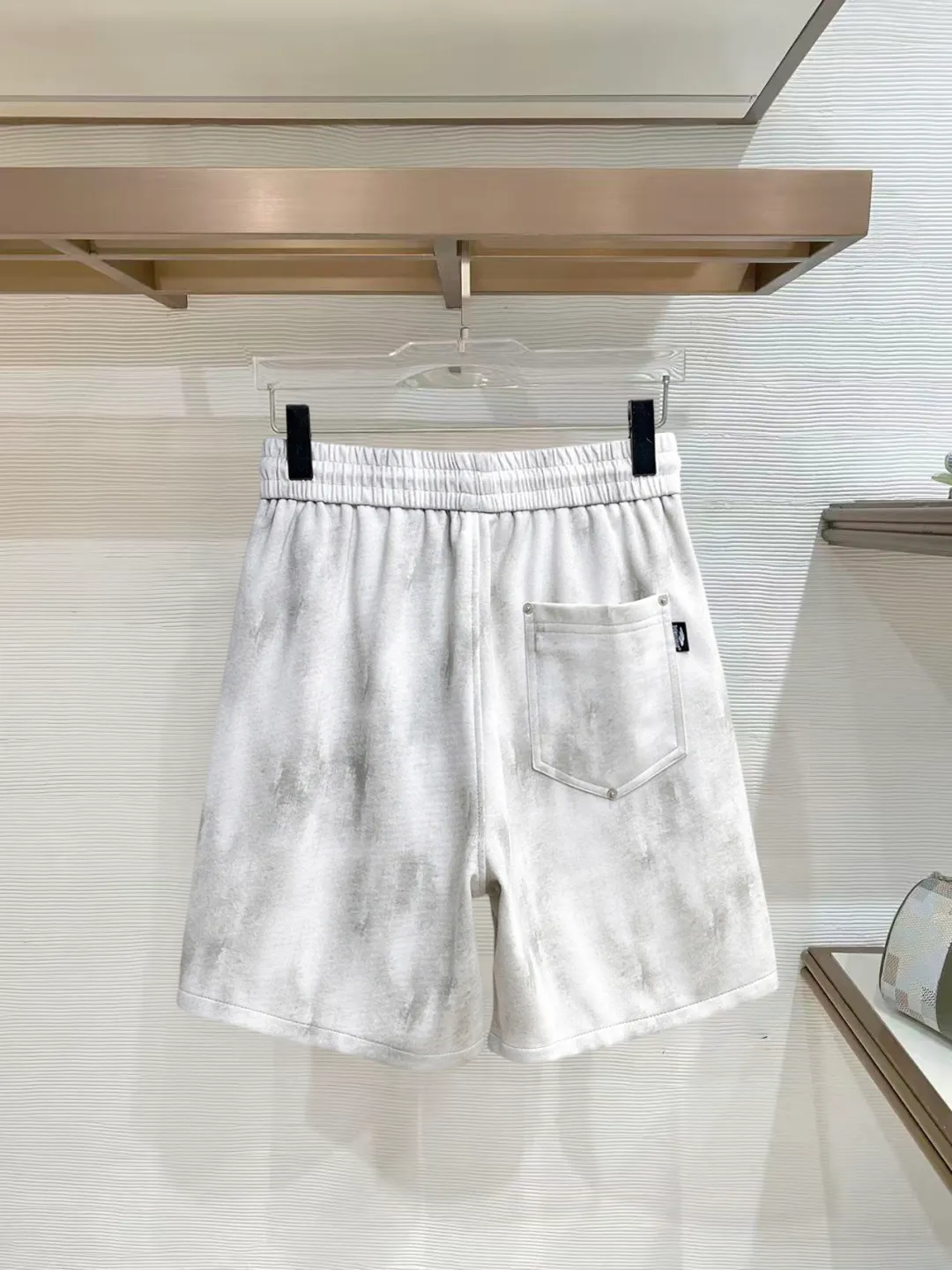 Balenciaga's three-standard complete 2026 summer New Arrival men's casual shorts, advanced custom-made Breathable fabric, Breathable fabric, extremely stretchy and comfortable, impeccable details, top-grade accessories, original logo design concept, delicate and soft feel! The upper body fit is awesome! Size: M-XXXL Please state your height and weight when ordering